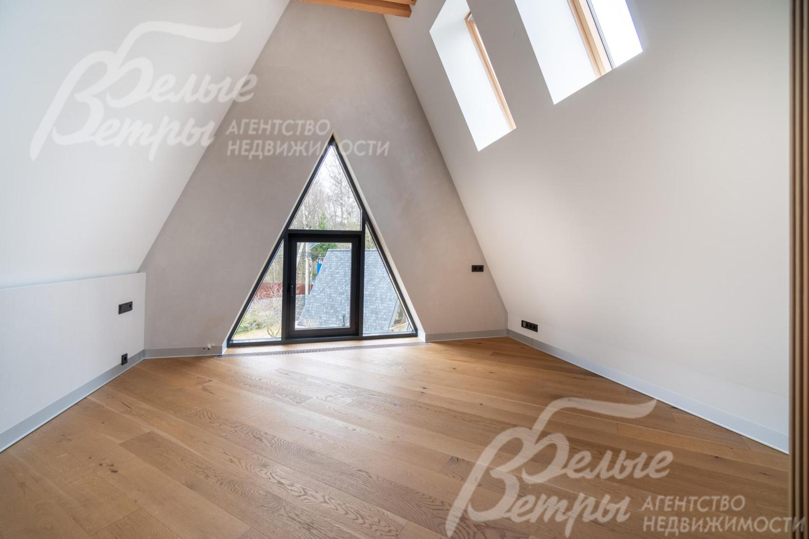В доме - 4 спальни на втором этаже, одна из них - с двумя мансардными окнами и выходом на собственный балкон