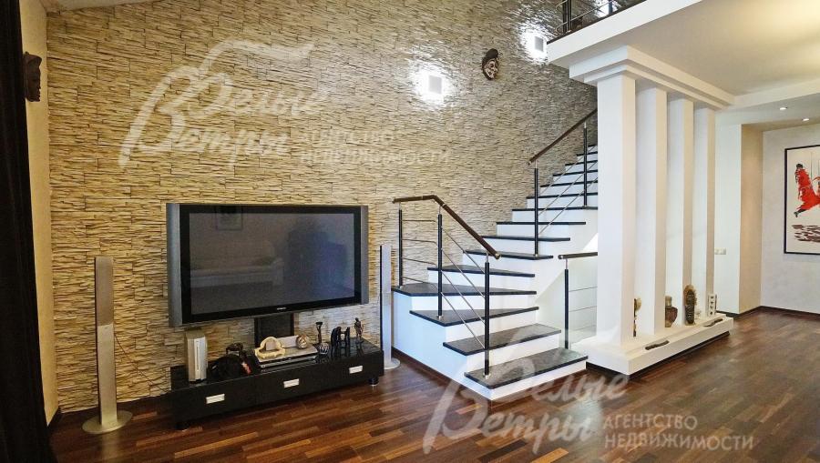 В спальне 24 кв.м на 3-ем этаже с галереей, на которой разместились библиотека и гардеробная